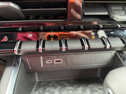 Used 2025 GMC Canyon Elevation w/ Convenience Package image 16