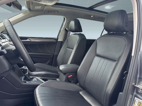Used 2024 Volkswagen Tiguan SE w/ Panoramic Sunroof Package FWD image 5
