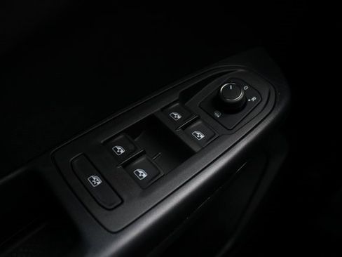 New 2025 Volkswagen Taos SE image 17