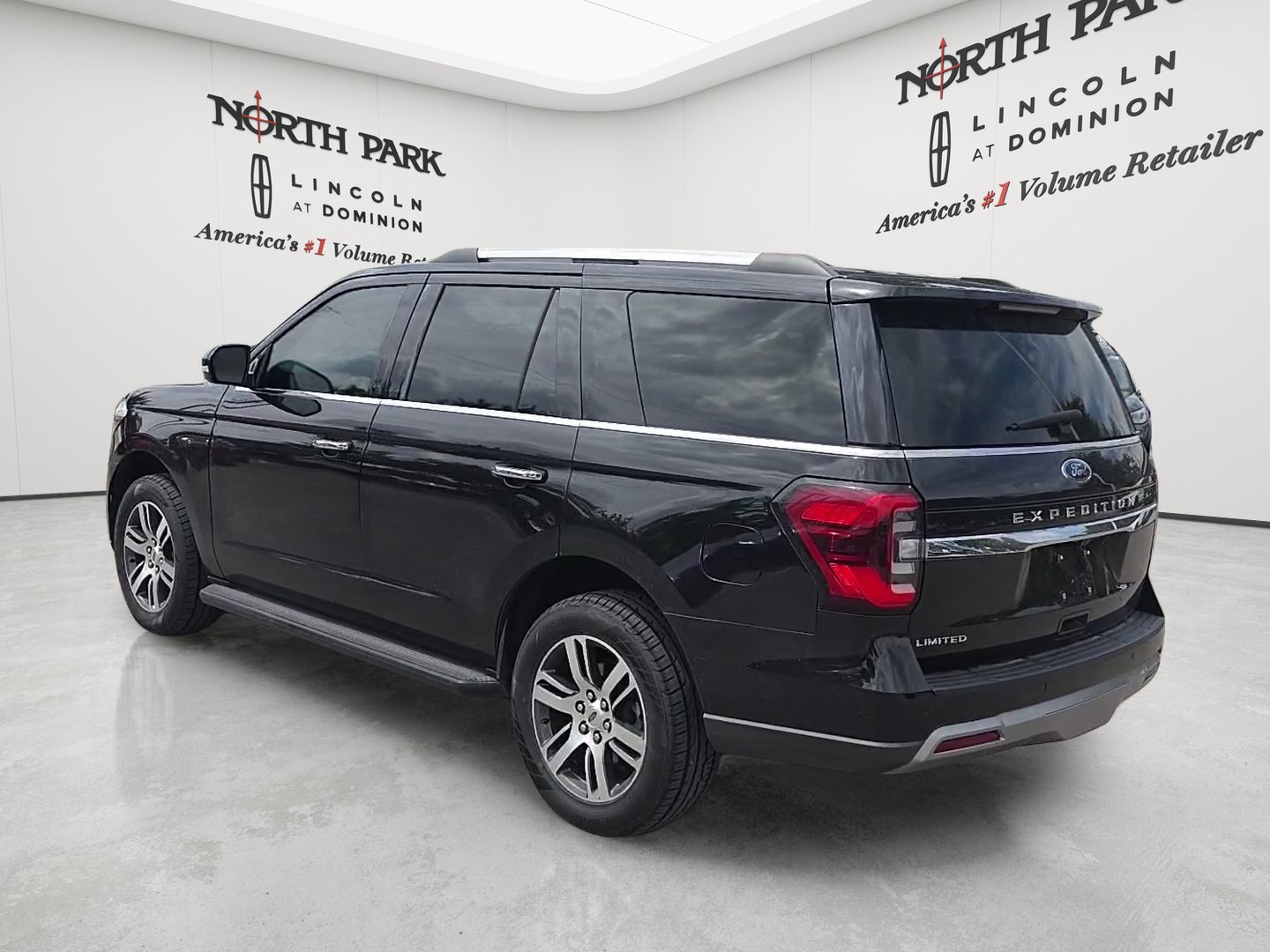 Used 2024 Ford Expedition Limited RWD image 3