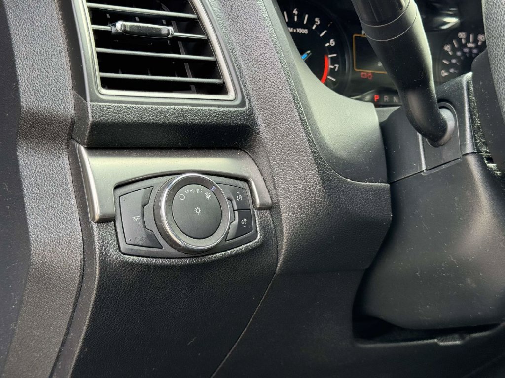 Used 2018 Ford Explorer XLT FWD image 9