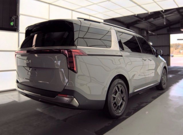 Used 2025 Kia Carnival SX FWD image 5