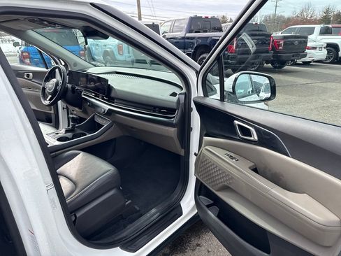 Used 2025 Kia Carnival image 31