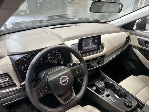 Used 2025 Nissan Rogue SV w/ SV Premium Package AWD/4WD image 2