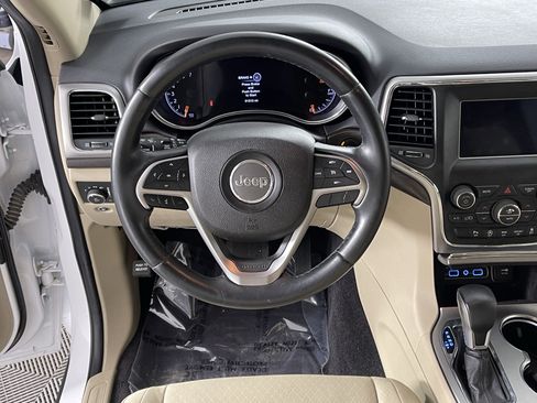 Used 2018 Jeep Grand Cherokee Laredo AWD/4WD image 12