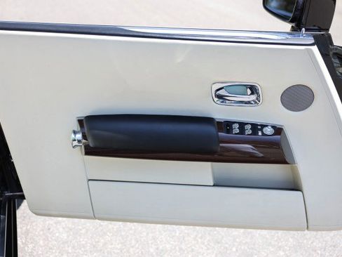Used 2015 Rolls-Royce Phantom Drophead Coupe image 14