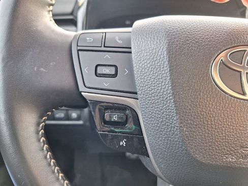 Used 2025 Toyota Camry SE w/ Convenience Package image 13