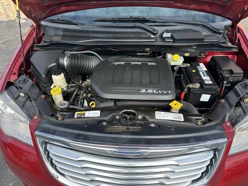 Used 2016 Chrysler Town & Country Touring image 22