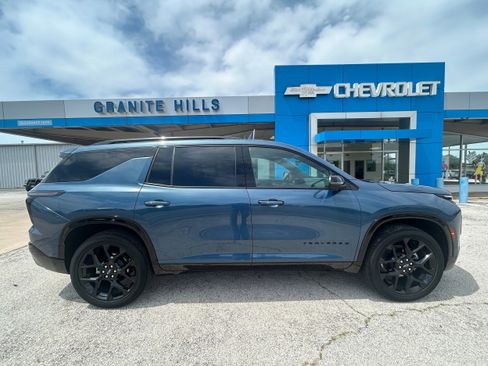 Used 2025 Chevrolet Traverse RS FWD image 13