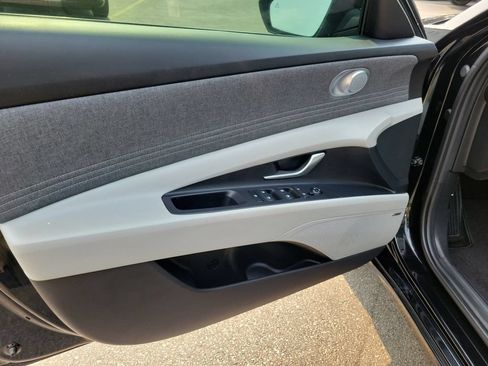 Used 2025 Hyundai Elantra Limited FWD image 19