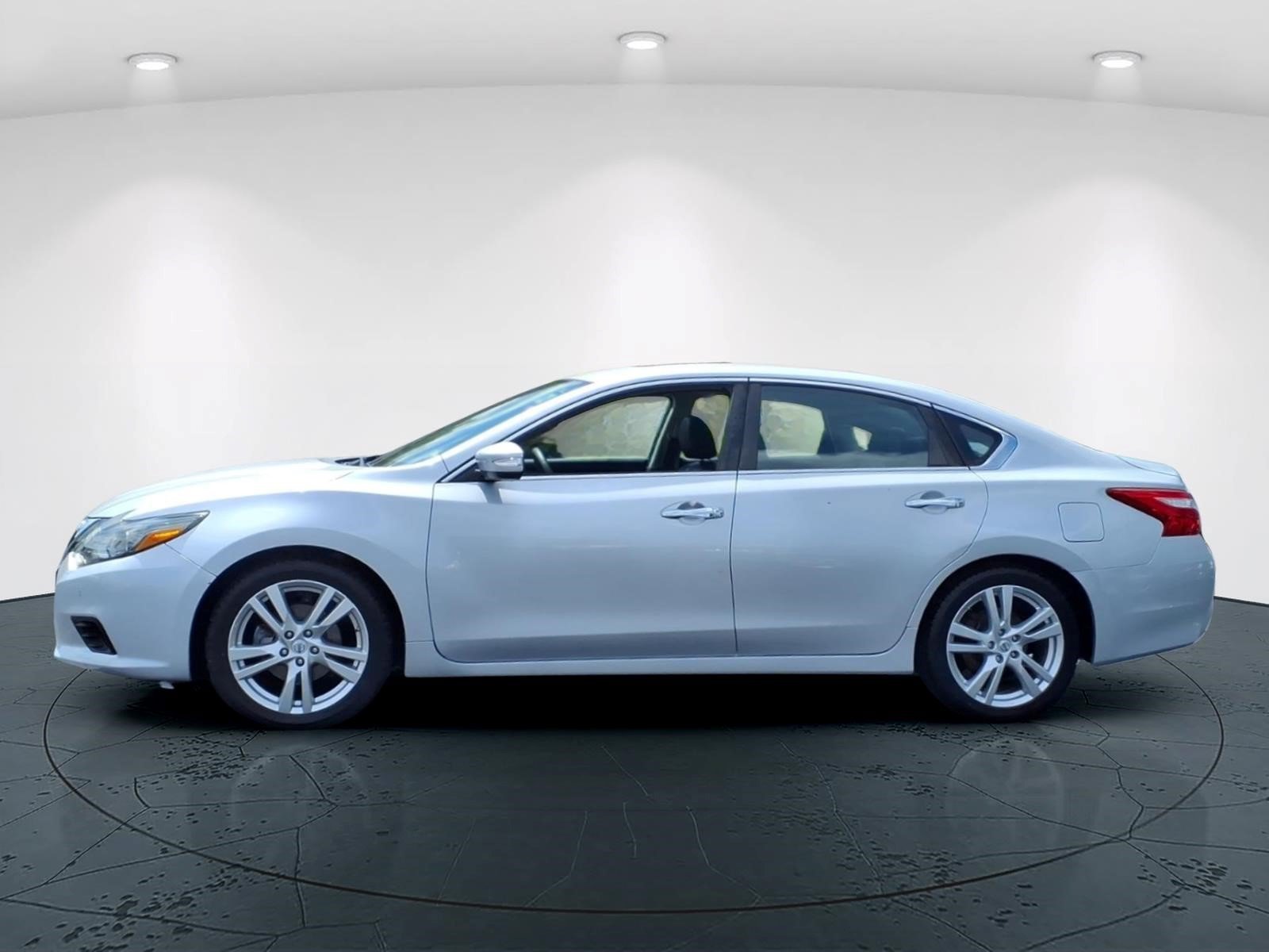 Used 2017 Nissan Altima 3.5 SL FWD image 5