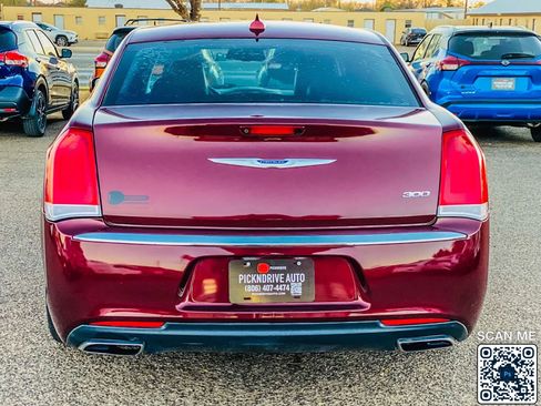 Used 2018 Chrysler 300 Touring L image 7