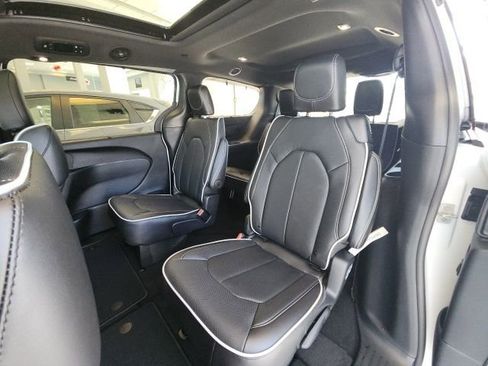 New 2025 Chrysler Pacifica Limited image 22