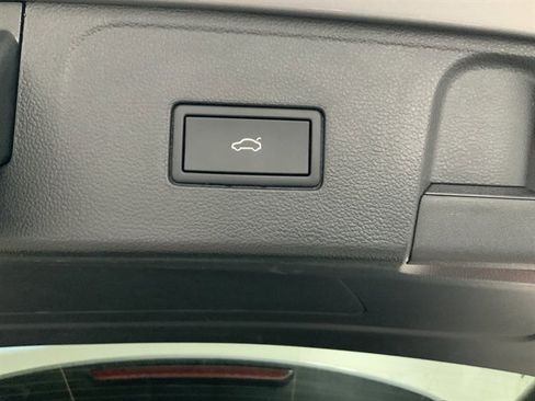 Used 2025 Volkswagen Atlas SE AWD/4WD image 11