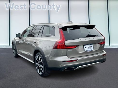 Used 2020 Volvo V60 T5 Cross Country w/ Cross Country Pro Package image 7