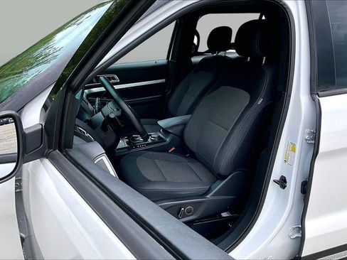 Used 2017 Ford Explorer XLT AWD/4WD image 9