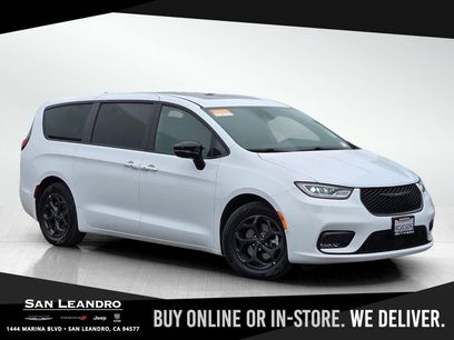 Certified 2023 Chrysler Pacifica Limited w/ Uconnect Theater Family Group