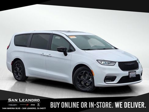 Certified 2023 Chrysler Pacifica Limited w/ Uconnect Theater Family Group FWD image 1