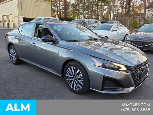 Used 2025 Nissan Altima 2.5 SV image 9