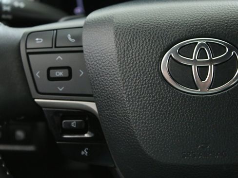 Used 2025 Toyota Camry SE w/ Convenience Package FWD image 13
