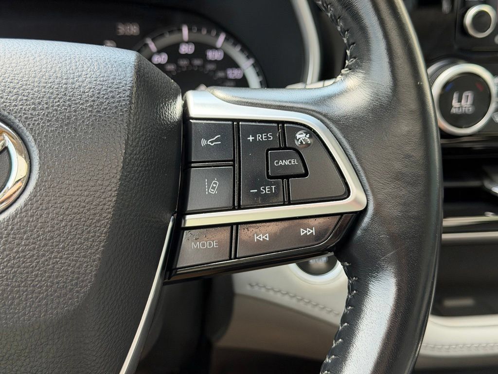 Used 2021 Toyota Highlander XLE AWD/4WD image 18