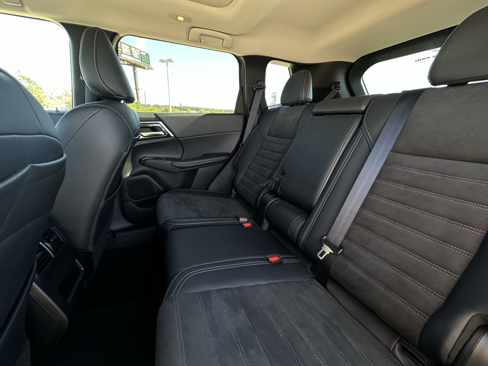 Used 2024 Mitsubishi Outlander SE Black Edition AWD/4WD image 11