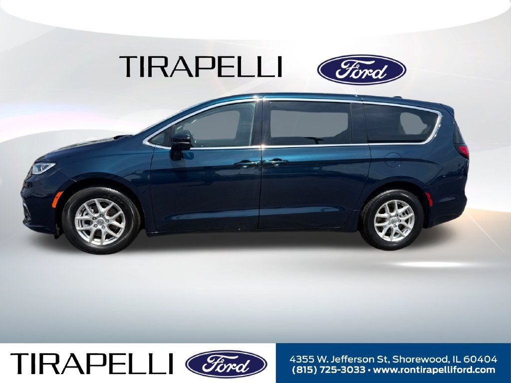 Used 2024 Chrysler Pacifica Touring-L FWD image 2