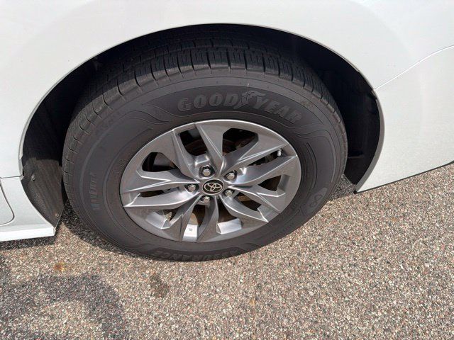 Used 2023 Toyota Sienna XLE AWD/4WD image 6