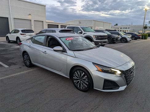 Used 2023 Nissan Altima 2.5 SV image 2