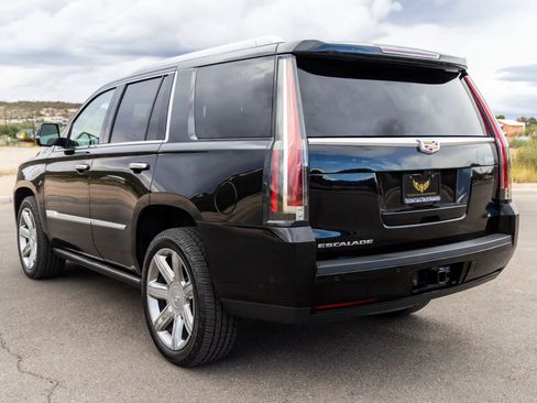 Used 2019 Cadillac Escalade Premium Luxury image 3