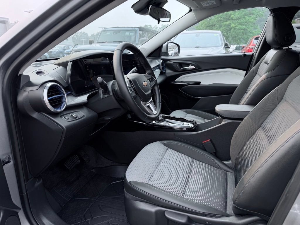 Used 2024 Chevrolet Trax LT w/ Driver Confidence Package FWD image 17