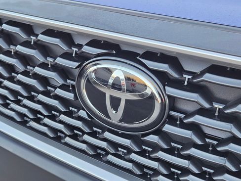 Used 2025 Toyota Corolla Cross XLE image 9