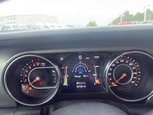 Used 2021 Jeep Gladiator Sport AWD/4WD image 9
