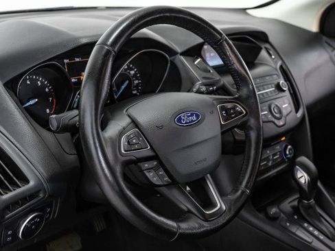 Used 2018 Ford Focus SE w/ SE Appearance Package image 14