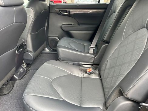 New 2026 Toyota Highlander Platinum AWD/4WD image 20