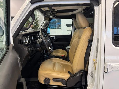 Used 2019 Jeep Wrangler Unlimited Sahara image 16