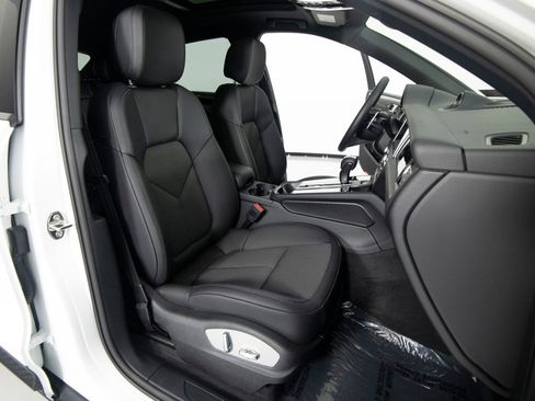 Certified 2025 Porsche Macan AWD/4WD image 32