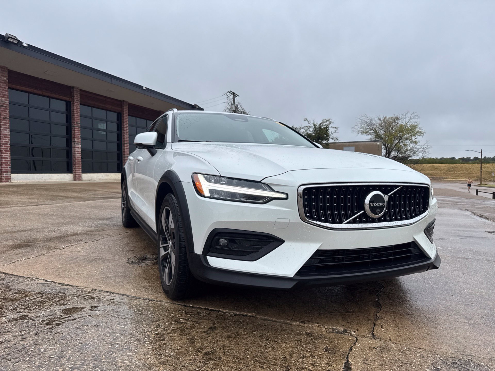 Used 2025 Volvo V60 B5 Cross Country Plus AWD/4WD image 3
