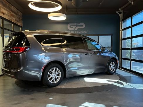 Used 2022 Chrysler Pacifica Touring-L FWD image 3
