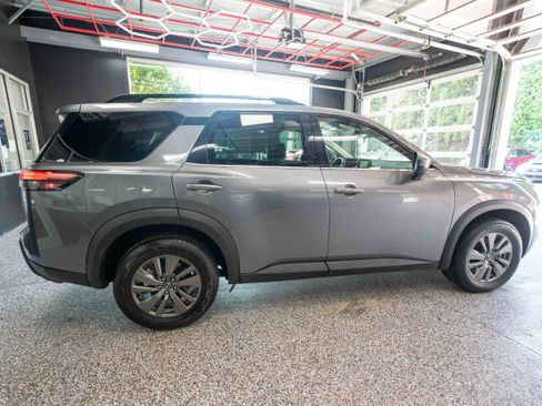 Used 2022 Nissan Pathfinder SV FWD image 4