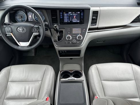 Used 2017 Toyota Sienna XLE w/ XLE Navigation Package image 4