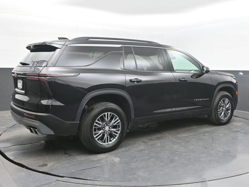 Used 2025 Chevrolet Traverse LT FWD image 9