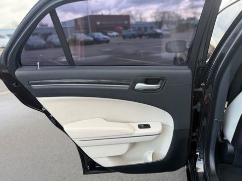 Used 2018 Chrysler 300 Touring L image 13