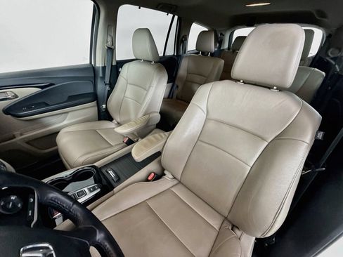 Used 2019 Honda Pilot Touring image 11