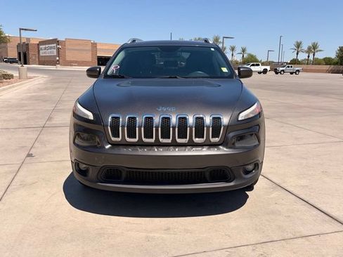 Used 2018 Jeep Cherokee Latitude Plus FWD image 3