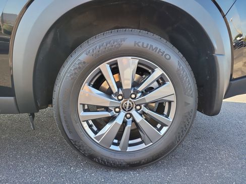 Used 2025 Nissan Pathfinder SV w/ SV Premium Package image 8