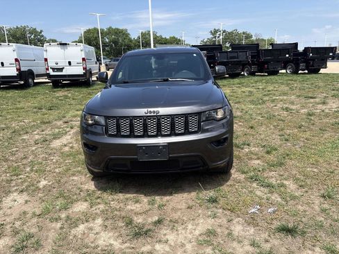 Used 2019 Jeep Grand Cherokee Altitude AWD/4WD image 2