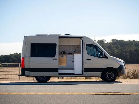 Used 2021 Mercedes-Benz Sprinter 2500 image 4