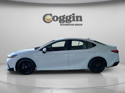 Used 2026 Toyota Camry SE image 3