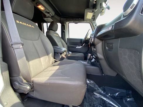 Used 2015 Jeep Wrangler Unlimited Sahara w/ Connectivity Group AWD/4WD image 15